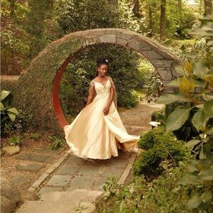 Elegant yellow Evening Gown